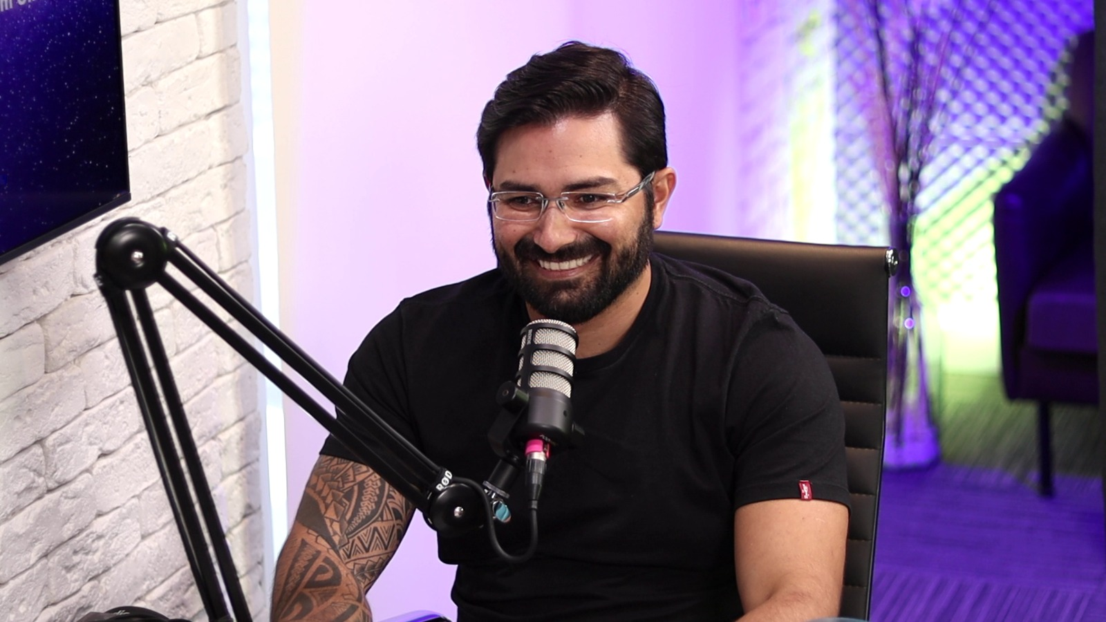 Armim Unter ao microfone no estúdio do Mundo da Lua Podcast